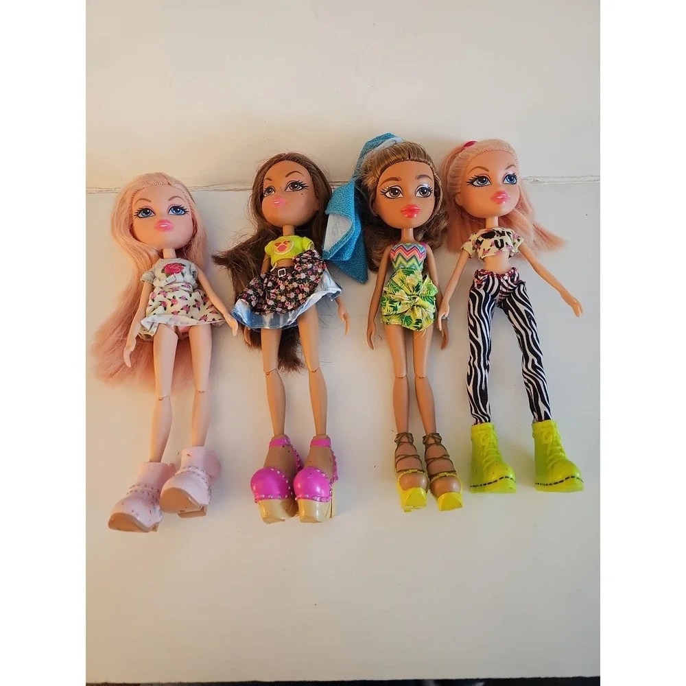 Bratz‎ Doll Lot of 4 Pink Brown Hair with Extra Shoes and Accessories